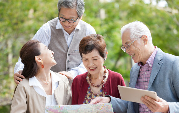 地図を見ているシニア夫婦2組