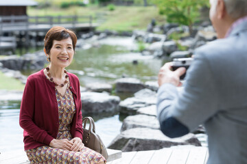 記念撮影するシニア夫婦