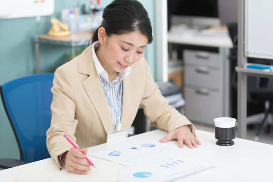 資料を確認するビジネスウーマン