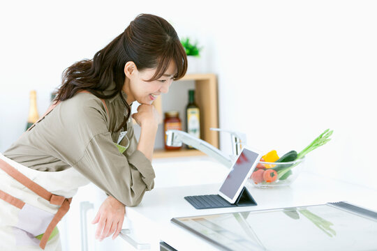 タブレットPCを見る女性
