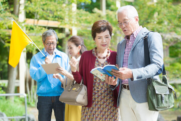 ツアー旅行を楽しむシニア