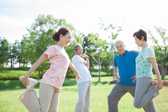 ストレッチをするシニアグループ
