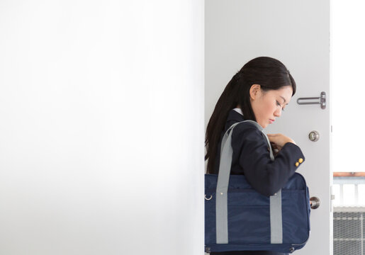 外出する女子高生