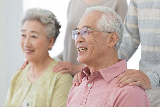笑顔のシニア夫婦