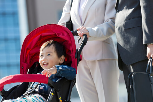 ベビーカーに乗る男の子