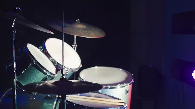 Drum kit in the spotlight of the club