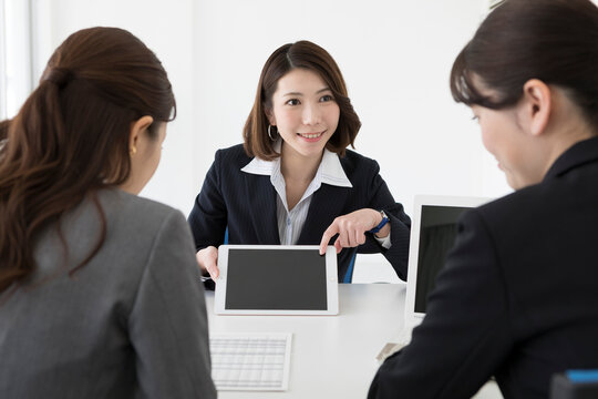 打ち合わせするビジネスウーマン3人