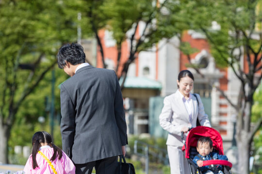 外出する2組の家族