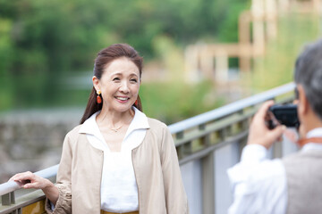 記念撮影するシニア夫婦