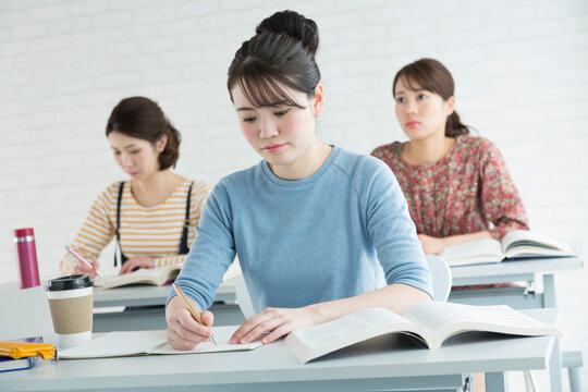 授業を受ける女子大生