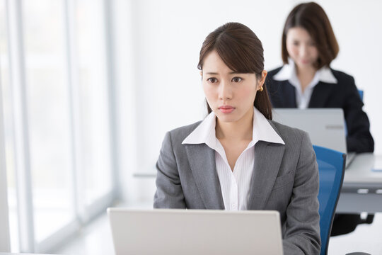 話を聞いているビジネスウーマン