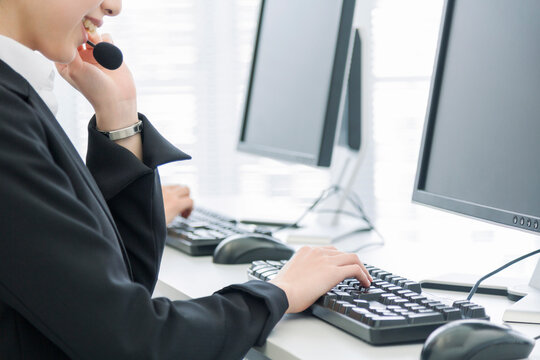 パソコンを操作するビジネスウーマン