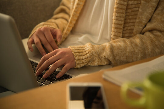 ノートパソコンを操作する女性の手元