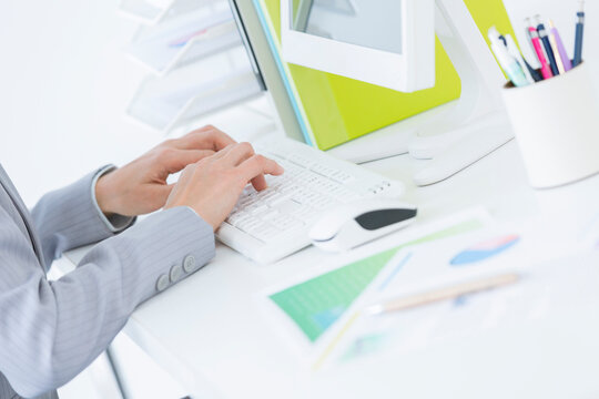 パソコンを操作するビジネスウーマンの手元