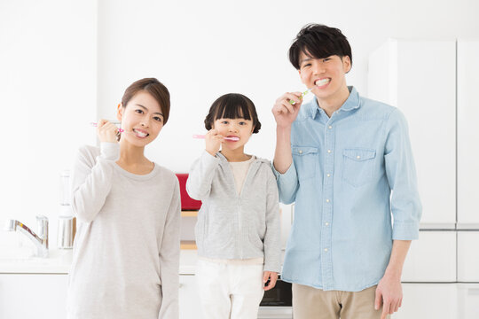 歯磨きする家族3人