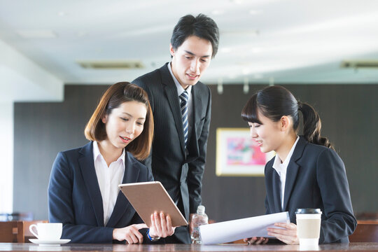 打ち合わせをするビジネス男女