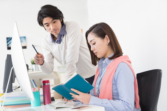 打ち合わせするビジネス男女