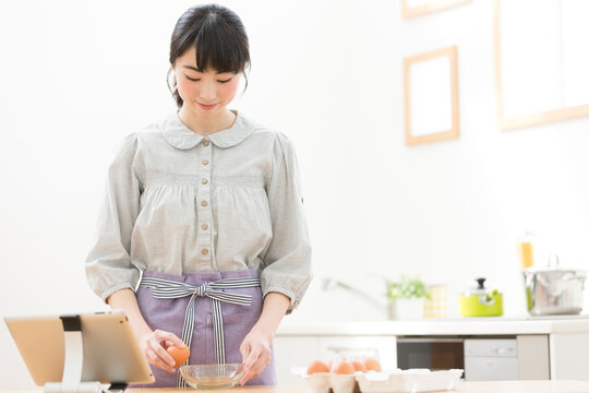 卵を割る女性
