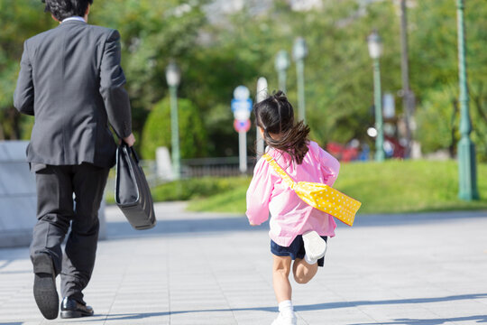 走る親子の後ろ姿