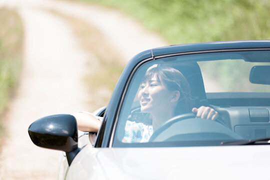 運転席に座っている女性