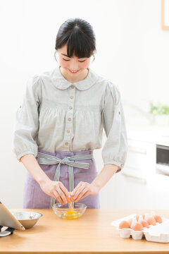 卵を割る女性