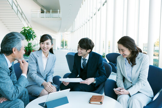 打ち合わせをするビジネス男女