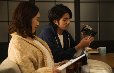 カメラと雑誌を見るカップル