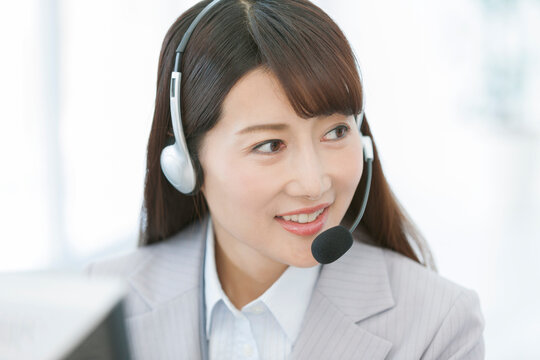 インカムをつけたビジネスウーマン