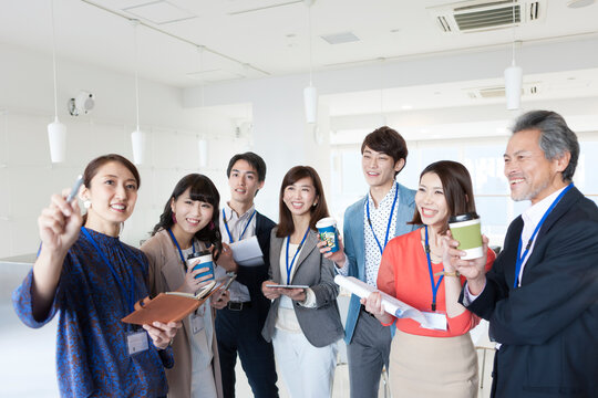 打ち合わせするビジネス男女