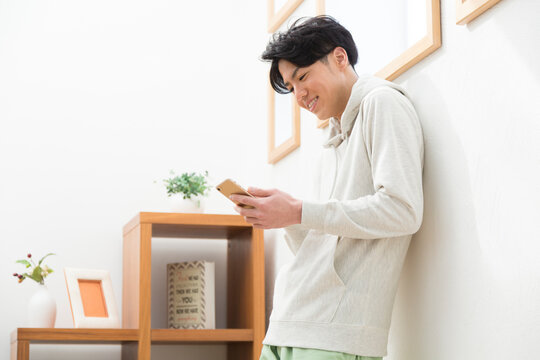 スマートフォンを見ている男性