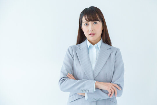 腕を組むビジネスウーマン