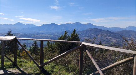 Fototapeta premium Panorama dalla cima del Monte Sant'Angelo in Arcevia nelle Marche
