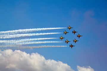 파란 하늘과 멋진 항공 에어쇼