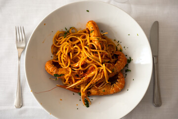 top view plate of spaghetti with shrimps on the restaurant table