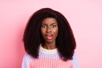 Portrait of impressed dark skin person open mouth staring speechless camera isolated on pink color...