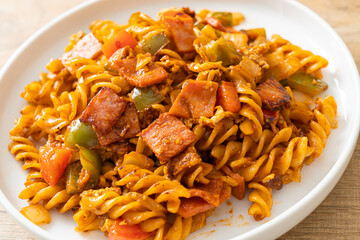 fusilli pasta with ham and tomatoes sauce