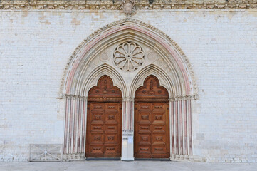 Fototapeta na wymiar Assisi, il portale della Basilica Superiore di San Francesco
