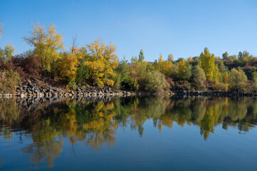 Fototapeta na wymiar Autumn sunny day on the lake