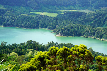 Fototapeta na wymiar green and blue lake in cidade on the azores islands