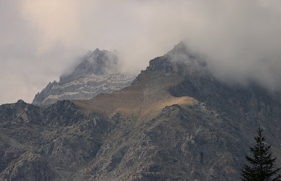 Gipfel im Nebel; Pizzo Malenco und Sassa d' Entova &uuml;ber dem Valmalenco (Bernina-Alpen)