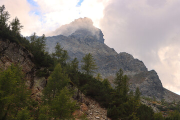 Alpengipfel im Dunst; Blick vom Lagazzuolo zum Monte Braccia (2909m) 
