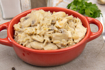 risotto au poulet et champignons sur une table	