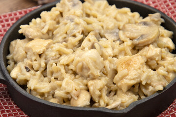 risotto au poulet et champignons sur une table	