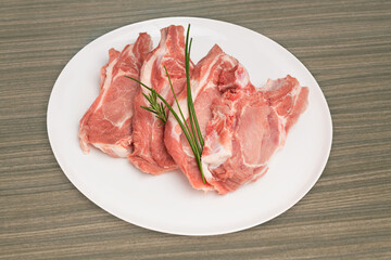 cotelettes de porc échine crues présenté sur assiette
