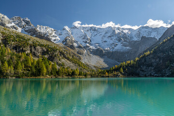 Fototapeta na wymiar Mountain lake snow