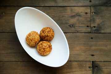 Roasted rice balls with sesame seeds