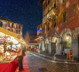 Fototapeta na wymiar warm atmosphere at the christmas market with starry sky.Como,Italy.