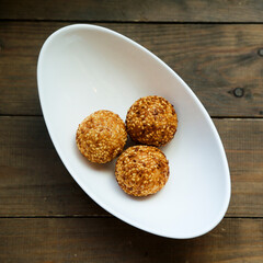 Roasted rice balls with sesame seeds