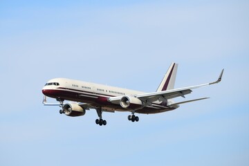 Avión aterrizando en un aeropuerto.