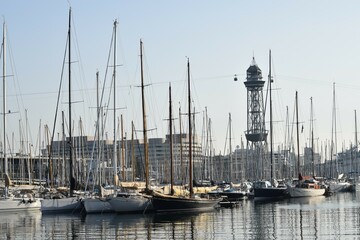 Barcos amarrados en el puerto.